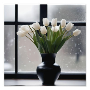 Foto "Grace de inverno: Tulipas brancas em um vaso pret