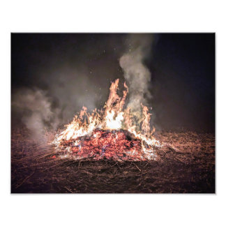 Foto Grande fogueira queimando à noite com chamas altas