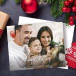 Foto H minimalista de Natal feliz no orçamento<br><div class="desc">** SATIN PAPER É PAPEL FINO. ATUALIZE O PAPEL PARA OBTER UM PAPEL DE PLACA MAIS ESPESADO. TEM UMA OPÇÃO PARA ENVELOPES. *** Economize dinheiro em convites com este convite menor que tem uma opção para envelopes. Envie um pouco de alegria e um anúncio de noivado com seus Cartões com...</div>