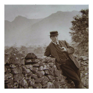 Foto Homem Edwardiano com Pipe na Cerca de Pedra