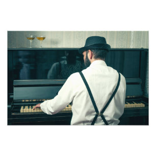 Foto Homem-retrô tocando piano e fumando