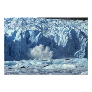 Foto Iceberg recém-desprendido espirrando em águas fria