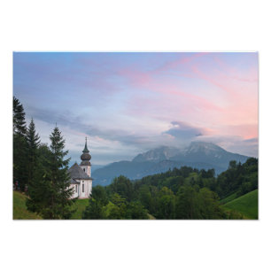 Foto Igreja com montanhas Alps no pôr do sol