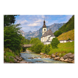 Foto Igreja de montanha com paisagem
