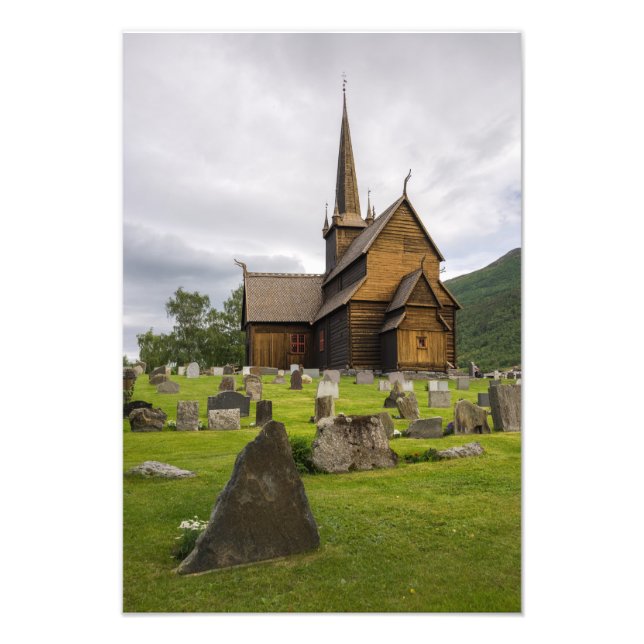 Foto Igreja de Stave com cemitério na Noruega (Frente)
