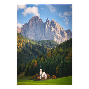 Foto Igreja em frente às montanhas Dolomitas na Itáli
