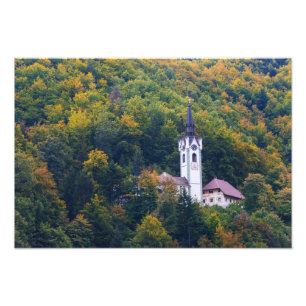 Foto Igreja em uma floresta da queda em Slovenia