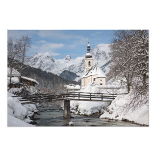 Foto Igreja na neve com montanhas alpes no inverno