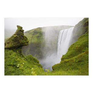 Foto Islândia. A cachoeira Skogarfoss cai sobre uma