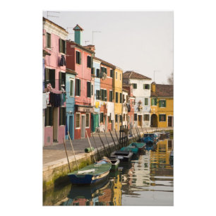 Foto Itália, Burano. Casas coloridas alinham um