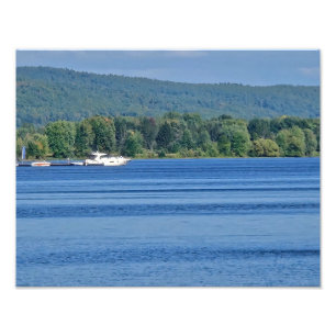 Foto Lago Azul Deslumbrante em um dia de verão brilhant