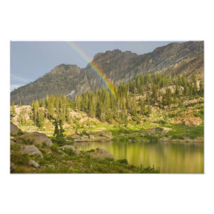 Foto Lago Cecret com arco-íris sobre o Devil's Castle,