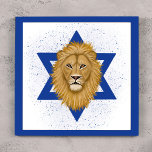 Foto Leão Moderno de Judah. Estrela de Davi<br><div class="desc">Este moderno impressão de fotografia permite-vos mostrar o vosso apoio a Israel! Um leão pintado de mão de Judah é o ponto focal, com a Estrela de David ao fundo. Um fundo azul texturizado sobre o branco adiciona um olhar forte. Adicione um fosso e uma moldura para uma arte moderna...</div>