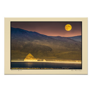 Foto Levantamento da Lua Completa acima da Pirâmide