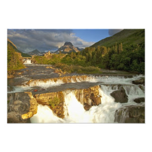 Foto Luz da manhã cumprimenta Swiftcurrent Falls no