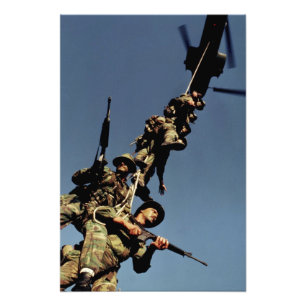 Foto Marines em um SPIE RIG. um dispositivo de corda qu