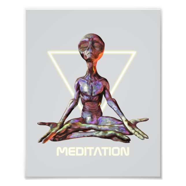 Foto Meditação. Alienígena em pose tranquila (Frente)