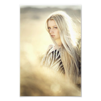 Foto Menina loura legista em branco e vestida preto fin