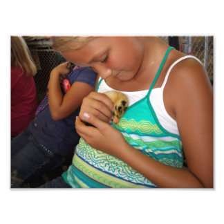 Foto Menina segurando Pato Bebê