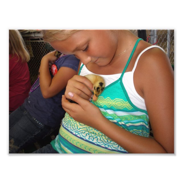 Foto Menina segurando Pato Bebê (Frente)