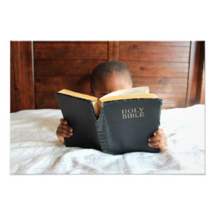 Foto Menino que lê a Bíblia Sagrada