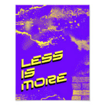 Menos É Mais – Poster Minimalista Roxo e Amarelo