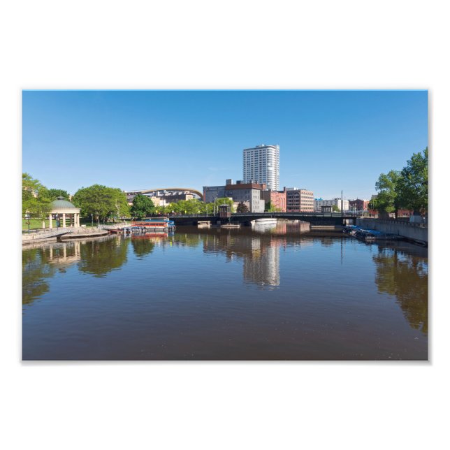 Foto milwaukee riverfront e ponte estatal de rua (Frente)