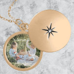 Foto moderna Amo-te Mãe Colar<br><div class="desc">Expresse o seu amor pela mãe com uma foto moderna que te amamos,  mamãe Necklace. O Necklace design apresenta fotos para você adicionar sua própria foto,  uma saudação "Nós te amamos,  mãe!" e personalizamos os nomes das crianças em tipografia elegante. Itens de presentes adicionais disponíveis com este design.</div>