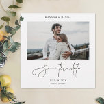 Foto Moderna Salva o Cartão de Convite de Casament<br><div class="desc">Este simples casamento de fotos em chic salve o cartão de data com sua foto na frente com seus primeiros nomes acima dele. 'Salvar a Data' está em um roteiro animado moderno e relaxado. Este elemento de script do design não pode ser alterado. Observe que, para efeitos estilísticos, usamos todos...</div>