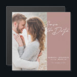 Foto Moderna Salva O Cartão Magnético De Casamento<br><div class="desc">Design elegante e moderno apresenta um script de tipografia Salvar a data e sua foto favorita em um fundo de blush. Ideal para anunciar seu casamento em voga,  minimalista. Personalize facilmente detalhes importantes e sua melhor foto de escolha.</div>