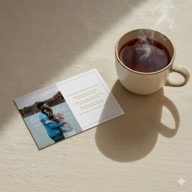 Foto moderna, texto dourado muda o cartão de data (Modern photo, gold text change the date card with minimal gold border.)