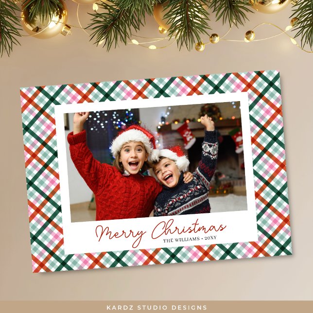 Foto: Moderno Gingham - Feliz Cartão de Natal (Front of card shown in 5 x 7 inches. Personalize and choose paper and corner style.)
