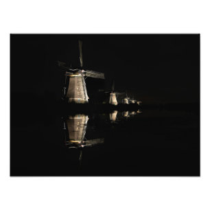 Foto Moinhos de vento iluminados em Kinderdijk à noite 