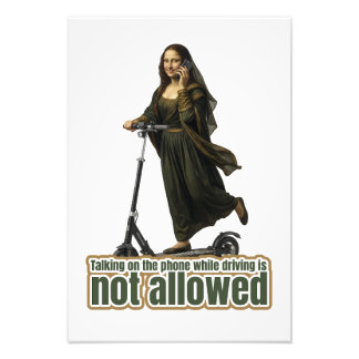 Foto Mona Lisa on the phone riding a kick scooter
