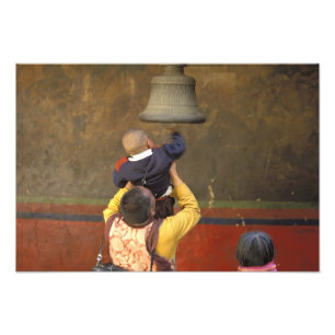 Foto Monge budista tibetano levantando um garoto para t