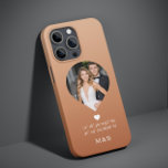 Foto Monograma Coração Romântico Coordena Moderno<br><div class="desc">Monograma de fotos O Coração Romântico Coordena as modernas Capas de telefone Inteligentes do iPhone apresenta sua foto favorita com seu monograma e coordenadas personalizadas de longitude e latitude, que são especiais a você na tipografia moderna do script. Presente perfeito para aniversário, Natal, casamento, noiva, noiva-a-ser, Dia de os namorados...</div>