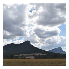 Foto Monta Sturgeon e Abrupto Sob Nuvens Dramáticas