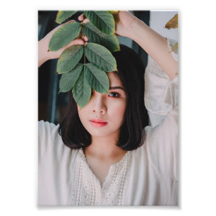 Foto Mulher Asiática Elegante segurando folhas verdes -