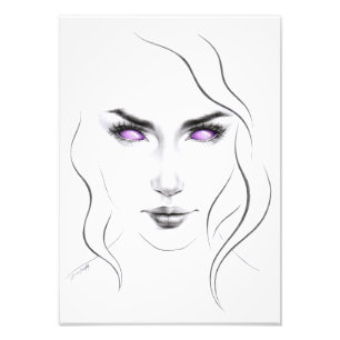 Foto Mulher com estranhos olhos roxos Arte de linha min
