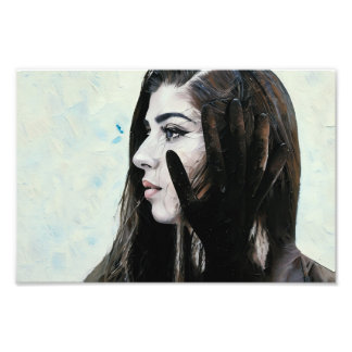 Foto Mulher com uma misteriosa cobertura de mão negra