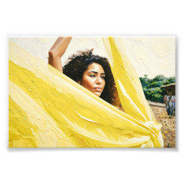 Foto Mulher Expressiva segurando Tecido amarelo