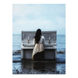 Foto Mulher Melancólica Tocando Piano à Beira-Mar