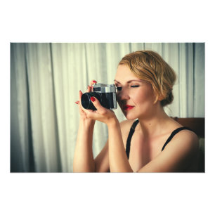 Foto Mulher retrora com câmera