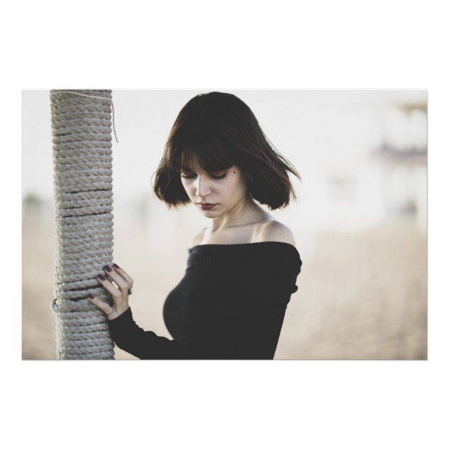 Foto Na moda, jovem mulher no topo do ombro preto (Frente)