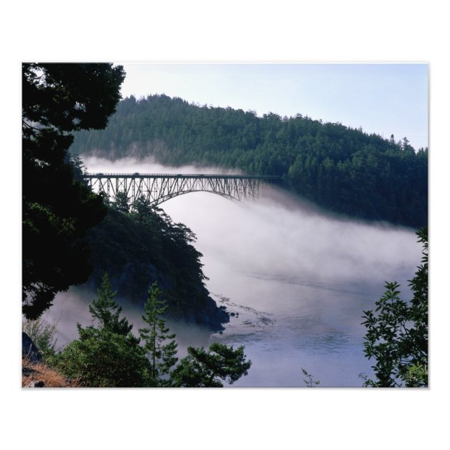 Foto Nevoeiro deriva sob a ponte Deception Pass em (Frente)