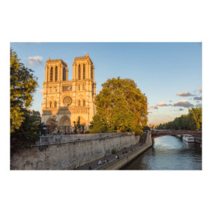 Foto Notre Dame de Paris em Ouro Hour - Paris, França