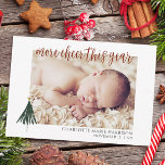 Foto: Novo Anúncio de Nascimento de Natal do Bebê<br><div class="desc">Compartilhe com toda a sua família e amigos que você mais animou este ano. Este simples anúncio de nascimento elegante será a forma perfeita de anunciar a chegada do seu novo bebê. Personalize o texto na parte frontal e traseira da placa. Personalize com 1 foto na frente e 3 fotos...</div>