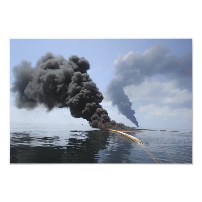 Foto Nuvens escuras de fumaça e fogo emergem (Frente)