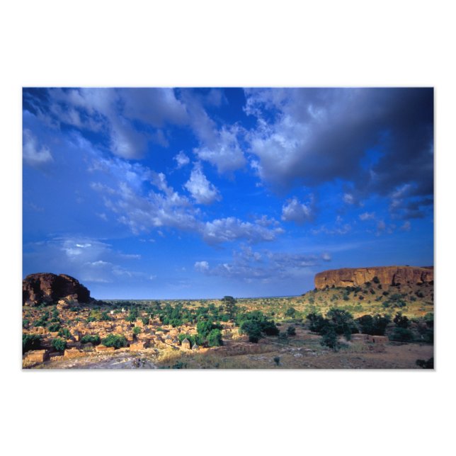 Foto Nuvens varrendo o céu sobre o (Frente)