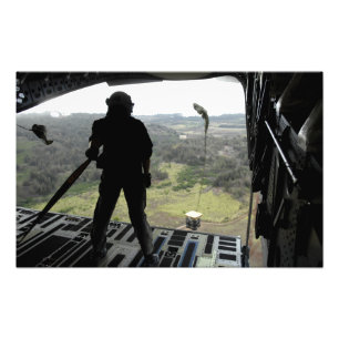 Foto O aviador olha um pacote da prática cair
